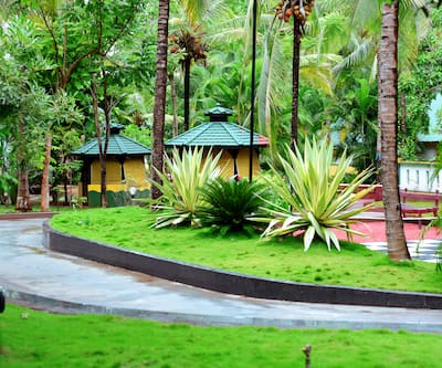 https://imgcld.yatra.com/ytimages/image/upload/t_hotel_yatra_city_desktop/v1471242004/Domestic Hotels/Hotels_Coorg/Parumpara Holiday Resort/Exterior_2.jpg